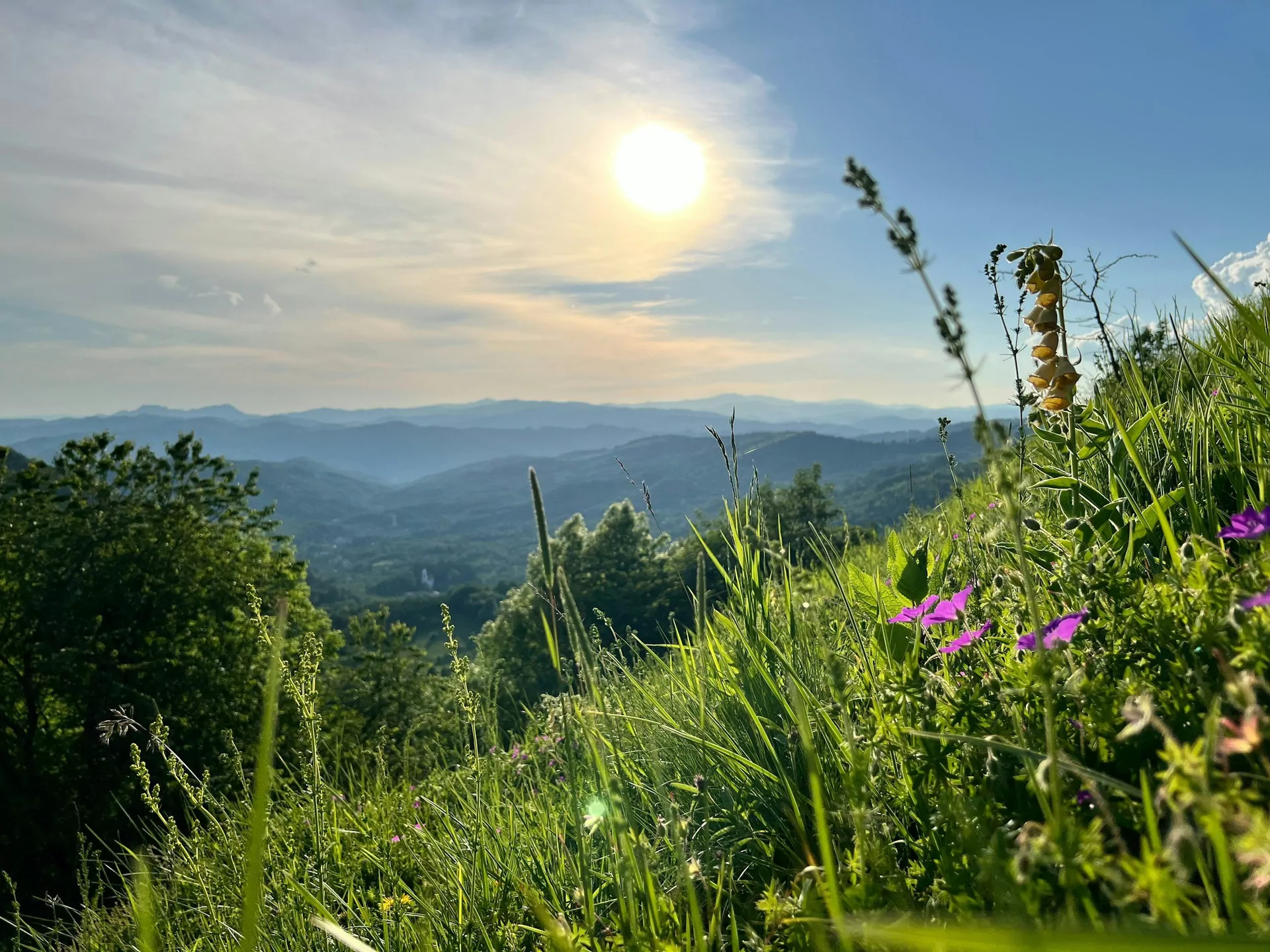 Bergkette im warmen Sonnenlicht